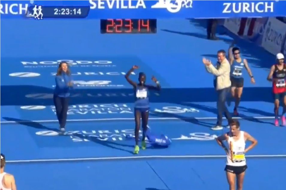 Juliet Chekwel går i mål som vinner av Sevilla Marathon.
