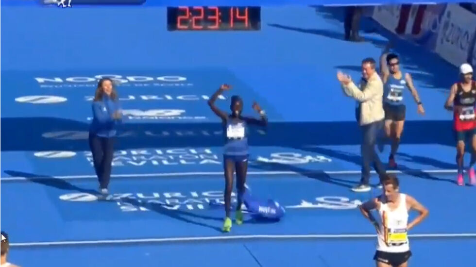 Juliet Chekwel går i mål som vinner av Sevilla Marathon.