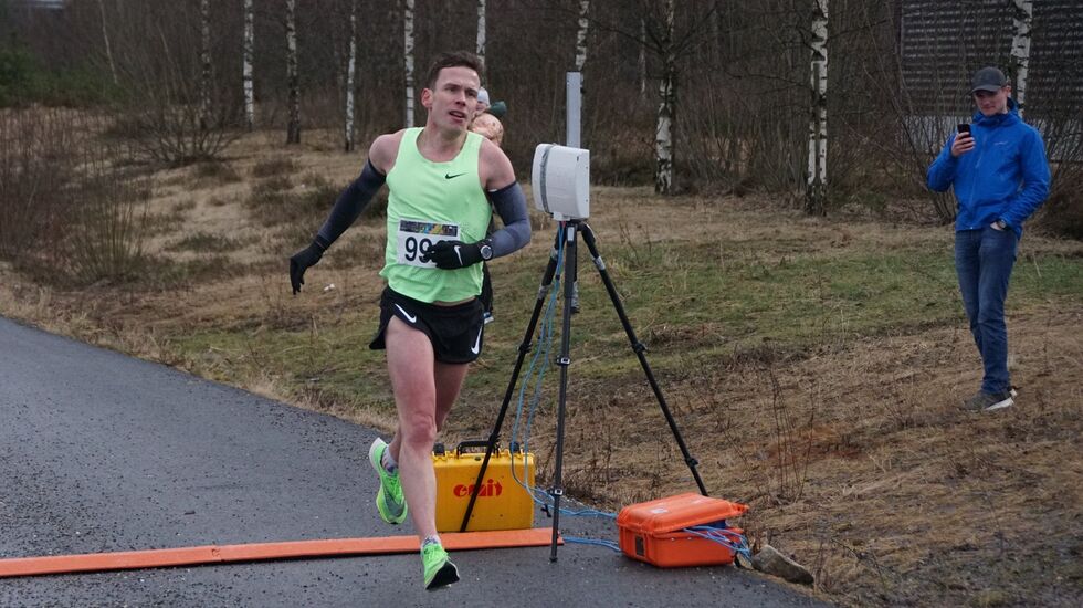 Ronny Losoa klokkes inn til seier på 5 km i Perseløpet på 15:14. (Arrangørfoto)