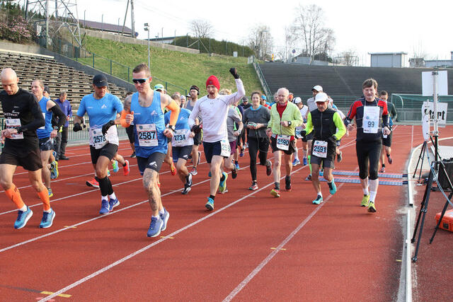 Fra starten på Bergen Ultra 2019 på Fana stadion. (Foto: Tom Roger Johansen)