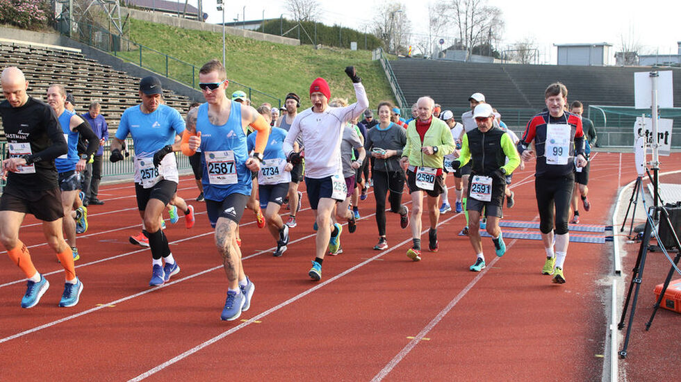 Fra starten på Bergen Ultra 2019 på Fana stadion. (Foto: Tom Roger Johansen)