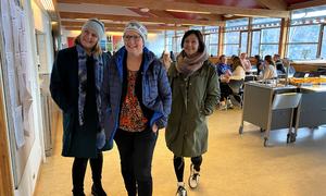 Trude Risnes, Karen Marie Hjelmeseter og rådmann Ellen Njøs Lillesvangstu i matsalen ved Sygna vidaregåande skule.