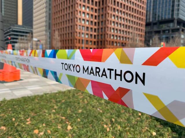 Sperrebånd for alle andre enn eliten i Tokyo Maraton. (Foto: Knut Bøvre)
