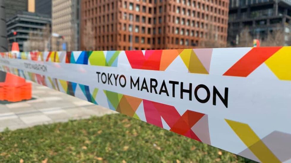 Sperrebånd for alle andre enn eliten i Tokyo Maraton. (Foto: Knut Bøvre)