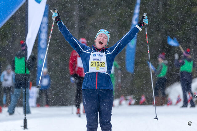 Siden både Birkebeinerrennet og Skraverennet ble avlyst, er det Holmenkollmarsjen som var det rennet i Norge med flest deltakere denne vinteren. Her er det Nina Sandvold som er jublende fornøyd over å ha fått vært en av deltakerne. (Foto: Sylvain Cavatz)