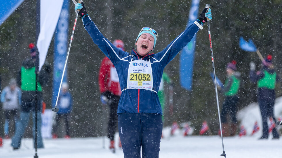 Siden både Birkebeinerrennet og Skraverennet ble avlyst, er det Holmenkollmarsjen som var det rennet i Norge med flest deltakere denne vinteren. Her er det Nina Sandvold som er jublende fornøyd over å ha fått vært en av deltakerne. (Foto: Sylvain Cavatz)