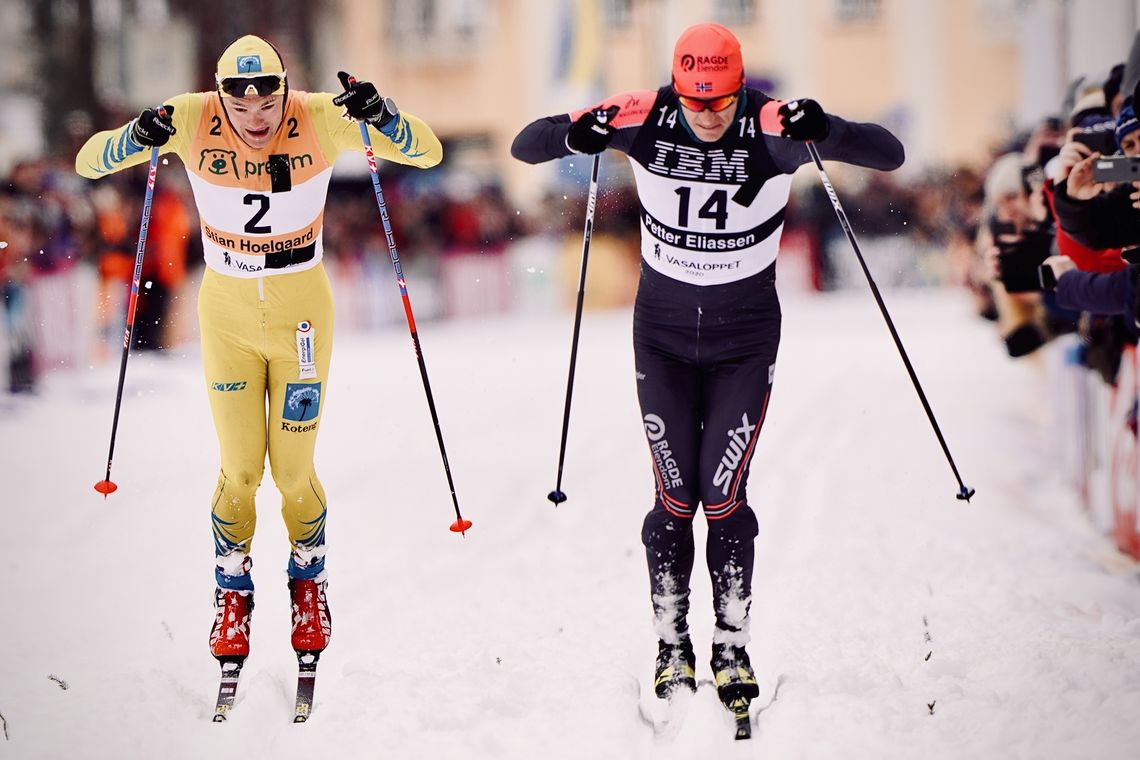 Det ble en spennende spurt mellom Petter Eliassen - til høyre - og Stian Hoelgaard som førstnevnte gikk seirende ut av. (Foto: Magnus Östh)