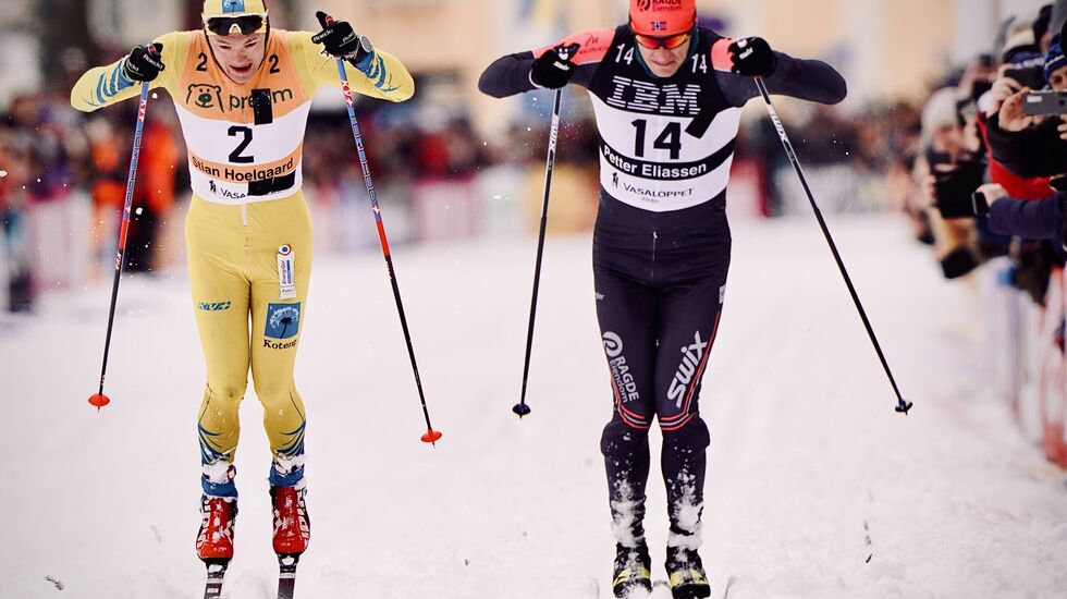 Det ble en spennende spurt mellom Petter Eliassen - til høyre - og Stian Hoelgaard som førstnevnte gikk seirende ut av. (Foto: Magnus Östh)