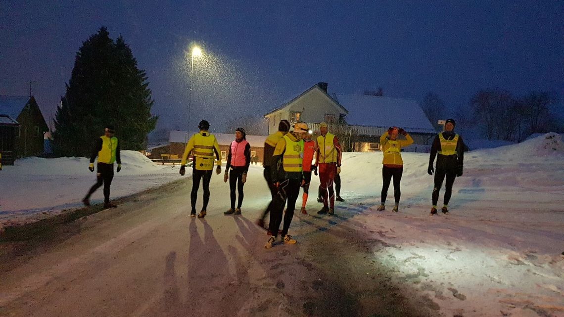 11 løpere klare til sesongens siste fellesstart i Byflaten. (Foto: Stein Arne Negård) 