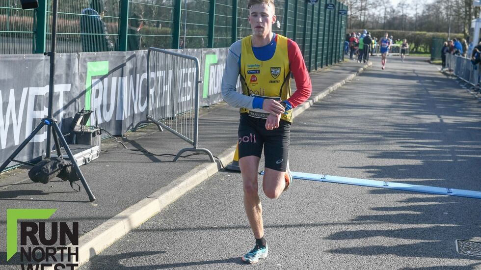 Mathias Flak løper inn til 7. plass og norsk årsbeste på 10 kilometer. (Foto: Trafford 10K /Mike Hall)