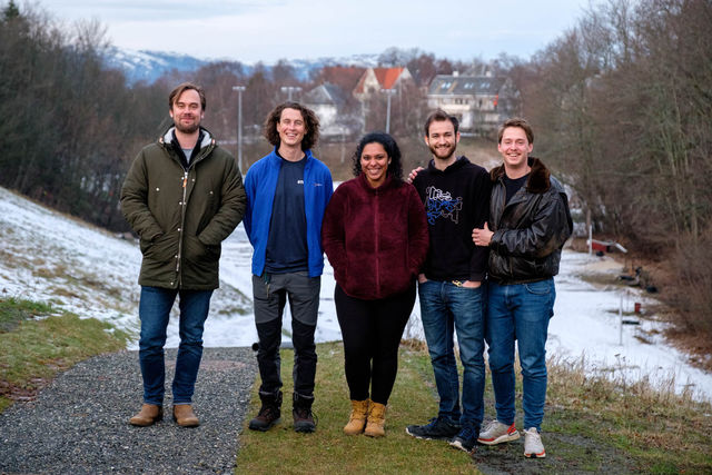 Teamet som står bak treningskonseptet Stready ønsker å gi folk treningsmotivasjon og et ekstra dytt for å komme opp av sofaen. Fra venstre: Ruben S. Sevaldson, Trym Nordgaard, Steffi Barreto, Otto K. Lote og Lars Andreassen. (Foto: Lars Erik H. Andreassen