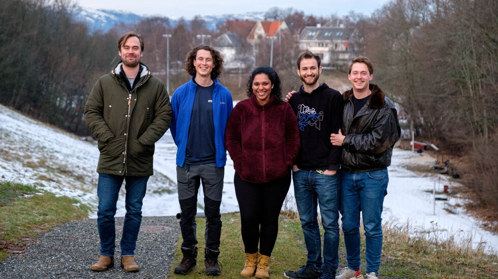 Teamet som står bak treningskonseptet Stready ønsker å gi folk treningsmotivasjon og et ekstra dytt for å komme opp av sofaen. Fra venstre: Ruben S. Sevaldson, Trym Nordgaard, Steffi Barreto, Otto K. Lote og Lars Andreassen. (Foto: Lars Erik H. Andreassen