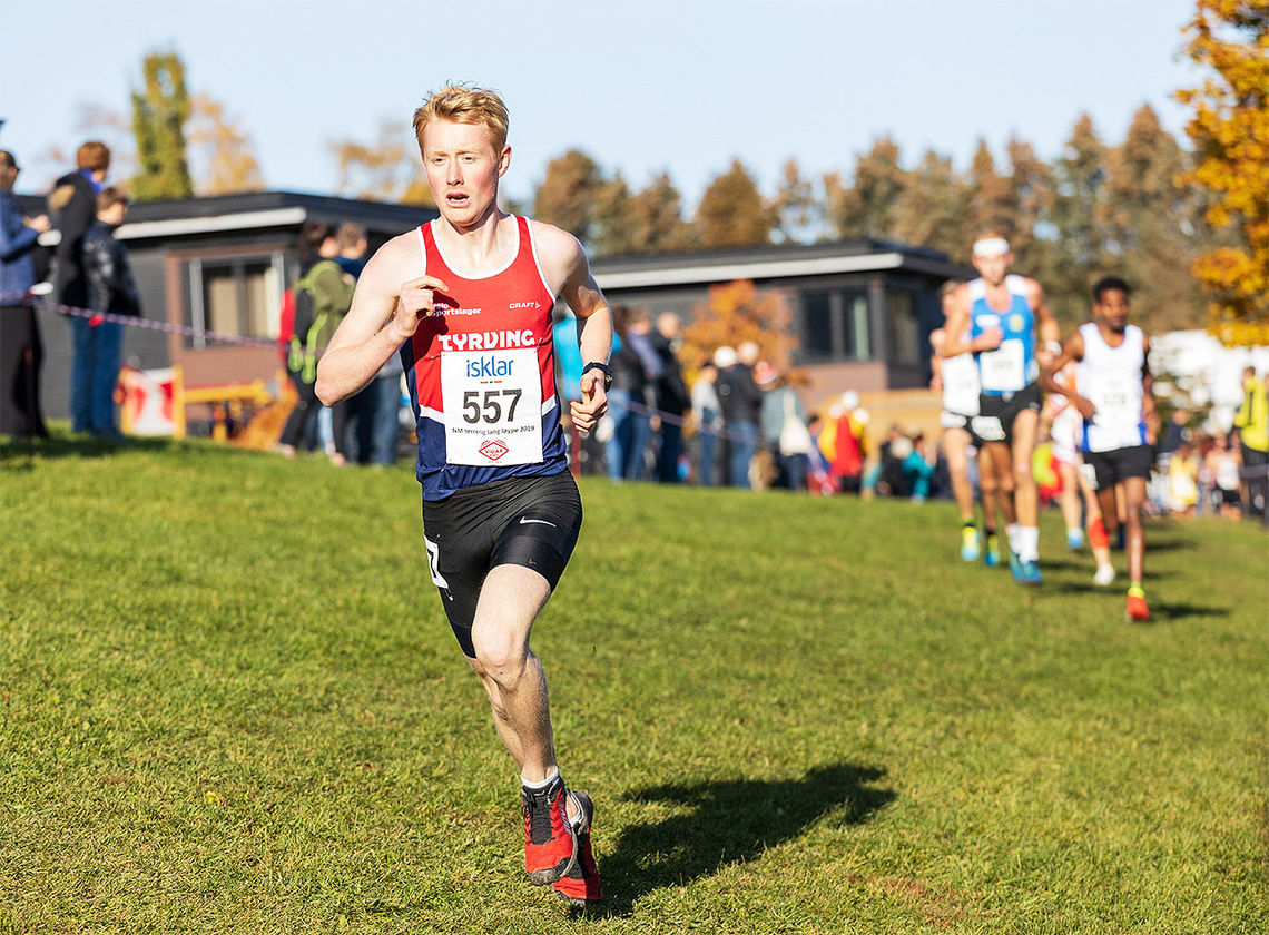 Einar Johan Melsom satser primært på orientering, men her ser vi han løpe inn til en 16. plass i NM terrengløp i Frognerparken sist høst. (Foto: Stian Schløsser Møller)