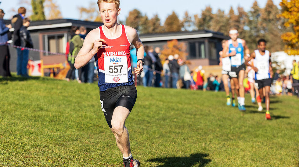 Einar Johan Melsom satser primært på orientering, men her ser vi han løpe inn til en 16. plass i NM terrengløp i Frognerparken sist høst. (Foto: Stian Schløsser Møller)