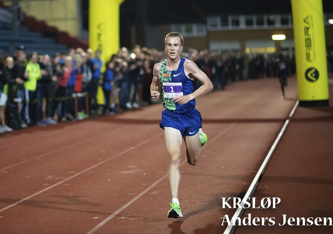 Ensom majestet: De siste sju rundene av rekordløpet var det ingen som klarte å følge Sondre Nordstad Moen. (Foto: KRSLØP / Anders Jensen) 