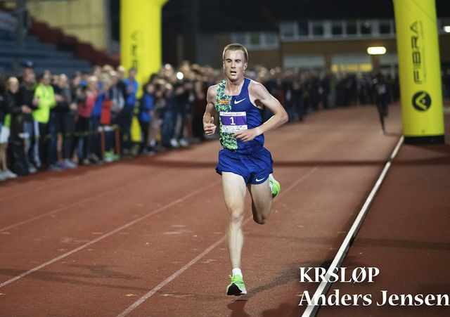 Ensom majestet: De siste sju rundene av rekordløpet var det ingen som klarte å følge Sondre Nordstad Moen. (Foto: KRSLØP / Anders Jensen)