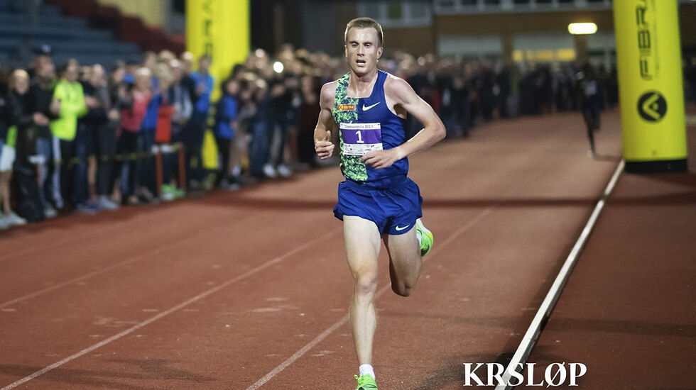 Ensom majestet: De siste sju rundene av rekordløpet var det ingen som klarte å følge Sondre Nordstad Moen. (Foto: KRSLØP / Anders Jensen)