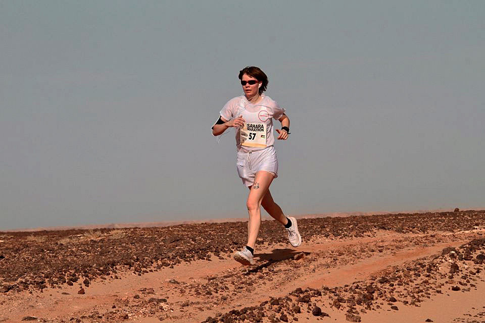 Svenske Moa Kjellstrand  vant Sahara Maraton. (Arrangørfoto)