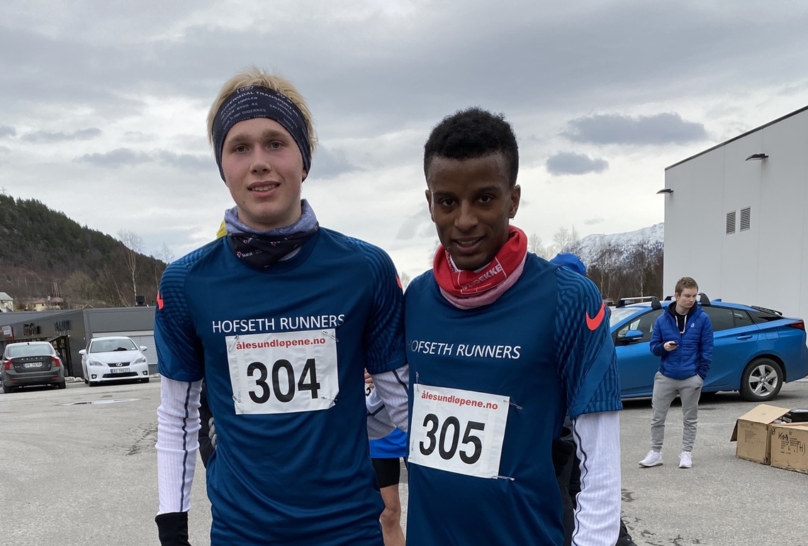 Vinnerne på 10 km, Håkon Stavik og Simon Steinshamn har fått nye sponsormidler, og løper nå på  laget Hofseth Runners. Det gjør også Anna Skorpen. Foto: Helge Fuglseth