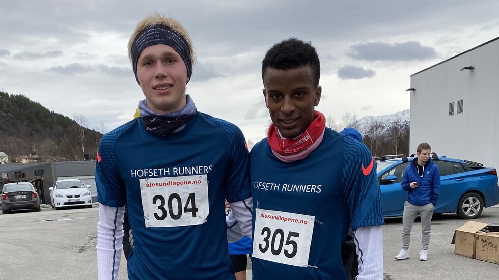 Vinnerne på 10 km, Håkon Stavik og Simon Steinshamn har fått nye sponsormidler, og løper nå på  laget Hofseth Runners. Det gjør også Anna Skorpen. Foto: Helge Fuglseth