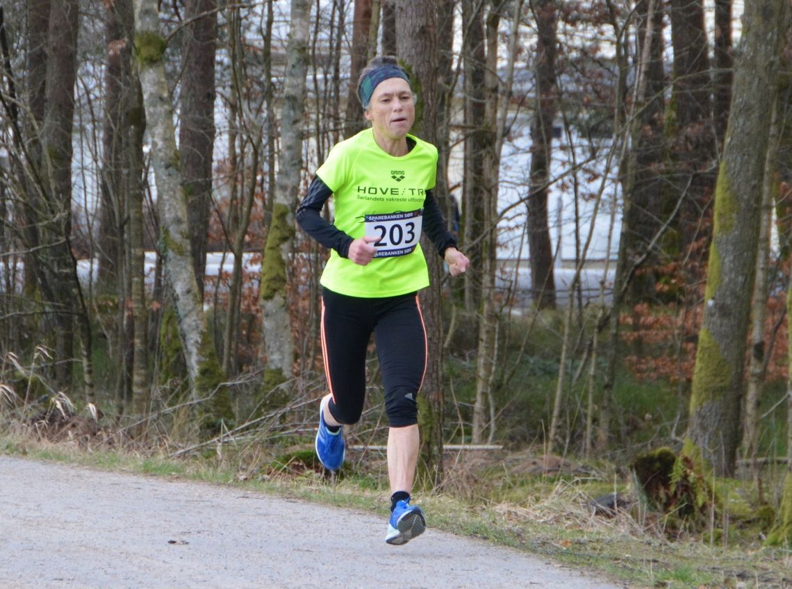 Den sterke veteranløperen Inger Saanum løper inn til seier på 10 km i Mandal. (Foto: Ivar Gogstad)