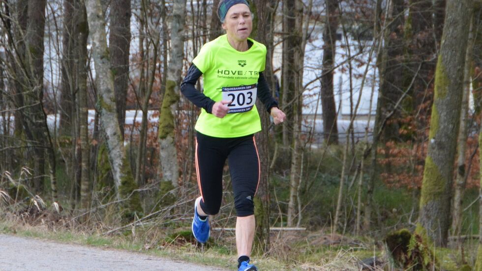 Den sterke veteranløperen Inger Saanum løper inn til seier på 10 km i Mandal. (Foto: Ivar Gogstad)