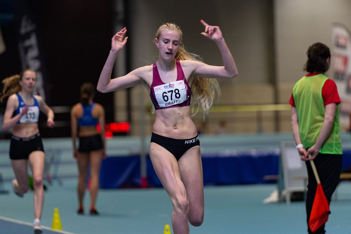 Leona Andersen Vedvik kan juble over UM-gull på 800 meter. (Alle foto: Samuel Hafsahl)