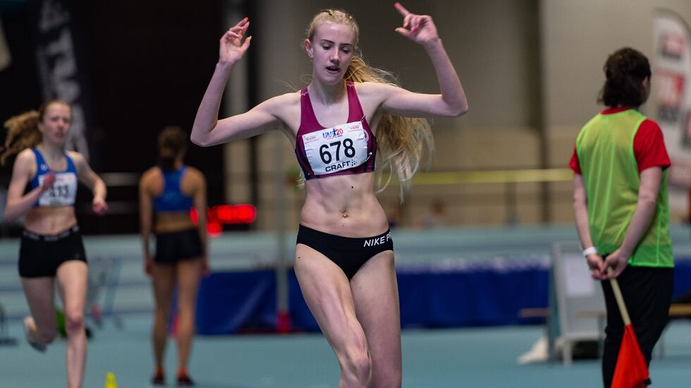 Leona Andersen Vedvik kan juble over UM-gull på 800 meter. (Alle foto: Samuel Hafsahl)