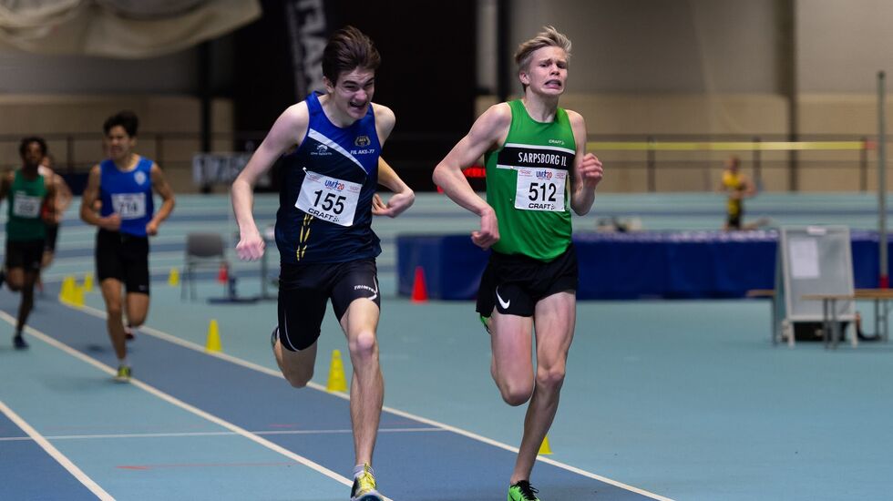 Det blir en intens duell mellom Phillip Morken og Benjamin Olsen mot mål. (Alle foto: Samuel Hafsahl)