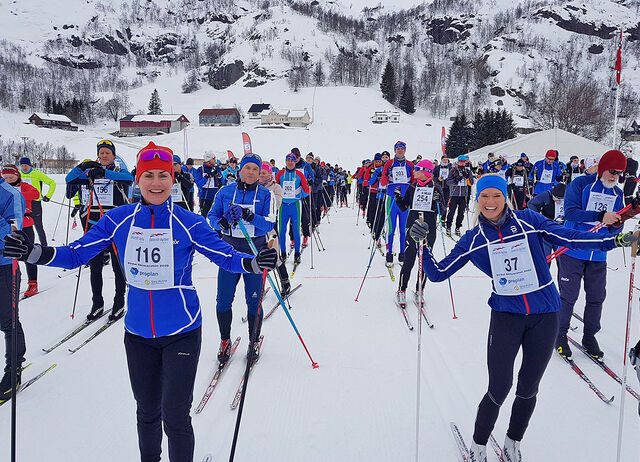 Gunn Rita Dahle Flesjå (til venstre) og Yvonne Smith smiler godt like før startskuddet går. Gunn Rita hadde meldt på hele familien og sin pappa. De var med i rennets team-konkurranse under navnet Team Harebu. (Foto: arrangøren)