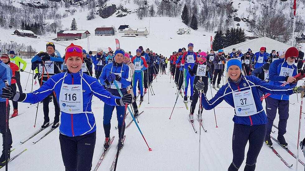Gunn Rita Dahle Flesjå (til venstre) og Yvonne Smith smiler godt like før startskuddet går. Gunn Rita hadde meldt på hele familien og sin pappa. De var med i rennets team-konkurranse under navnet Team Harebu. (Foto: arrangøren) 