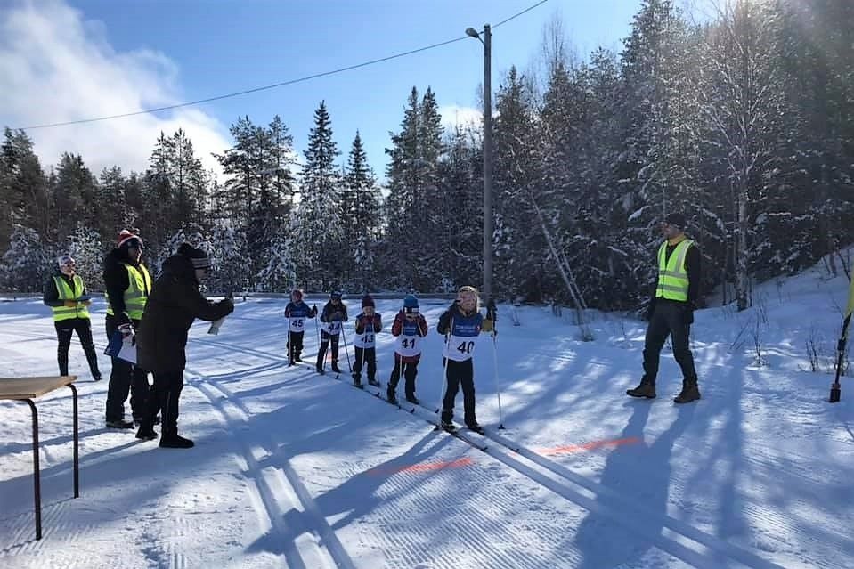 Jenter i 8-årsklassen klare til start med 30 sekunders mellomrom på Elvål. (Foto fra RIL's facebookside) 