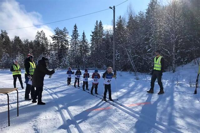 Jenter i 8-årsklassen klare til start med 30 sekunders mellomrom på Elvål. (Foto fra RIL's facebookside)