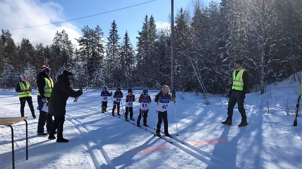 Jenter i 8-årsklassen klare til start med 30 sekunders mellomrom på Elvål. (Foto fra RIL's facebookside)