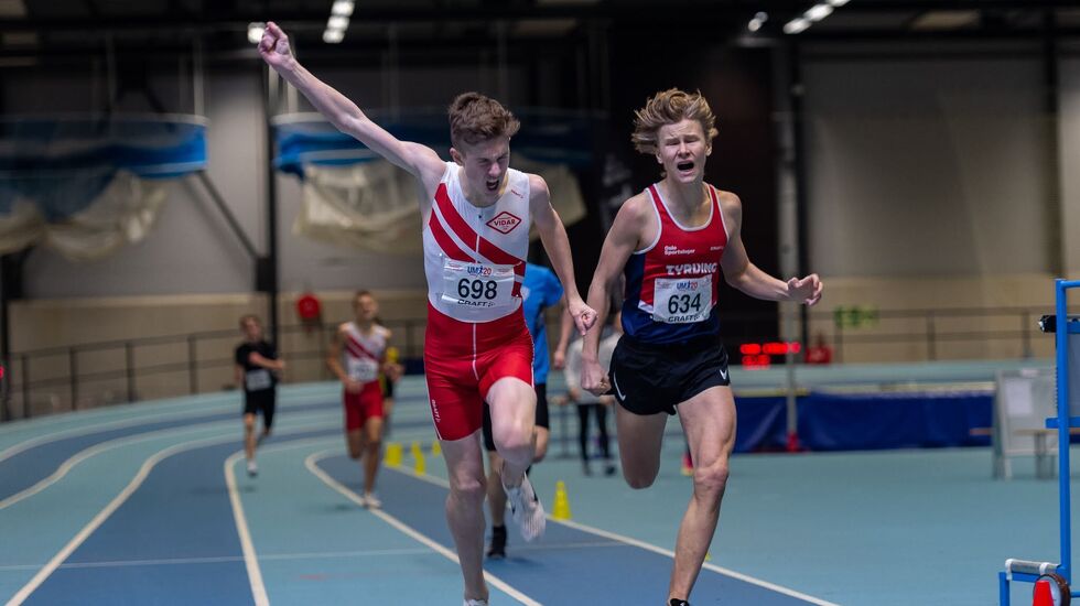 Andreas Fjeld Halvorsen spurtslår Halvard Grape Fladby på 800 meter. (Alle foto: Samuel Hafsahl).