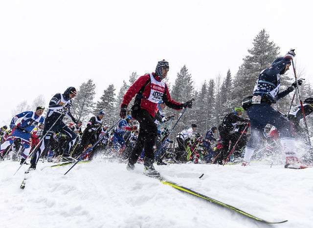 Lenge så det ut til at årets Vasalopp skulle gå på en slange av kunstsnø, men natta før selve loppet begynte snøen å lave ned. (Foto: Vasaloppet)