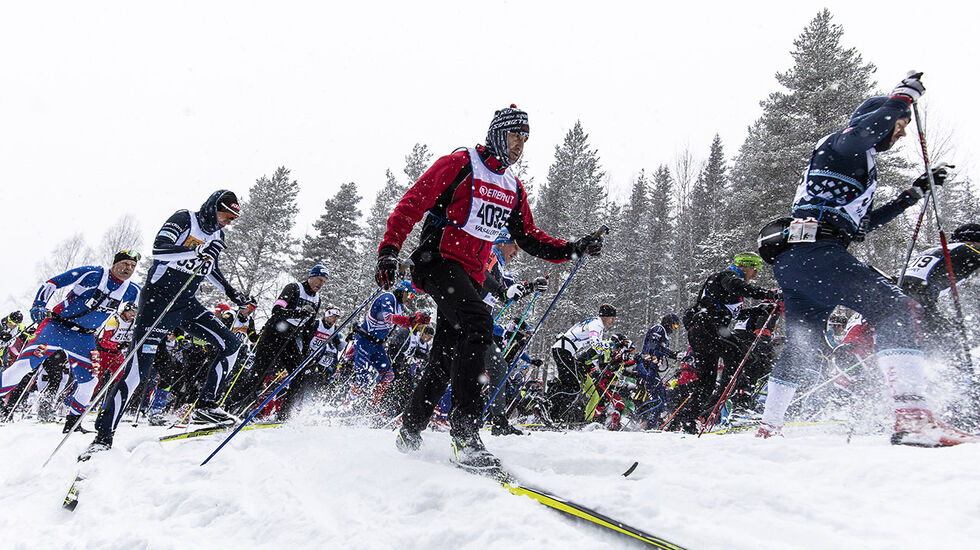 Lenge så det ut til at årets Vasalopp skulle gå på en slange av kunstsnø, men natta før selve loppet begynte snøen å lave ned. (Foto: Vasaloppet) 
