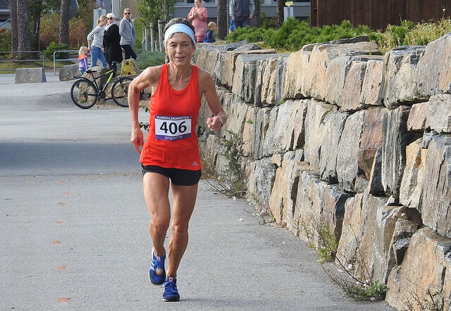 Inger Saanum konkurrerer flittig, først og fremst på sin egen heimebane i Mandal, men hun bruker også å spisse formen mot store maratonløp i utlandet. (Foto: Ivar Gogstad)