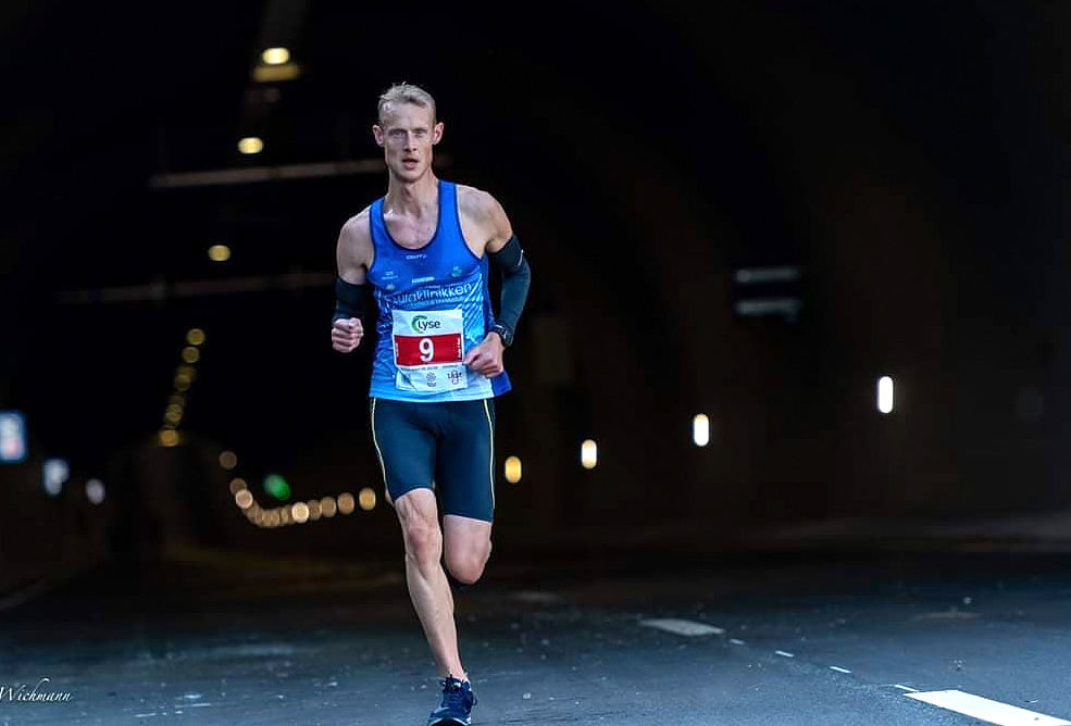 Tom Erik Halvorsen tok en tredjeplass i en av fjorårets store norske løpsbegivenheter, Ryfastløpet. Avlysningene av løp i år har ikke ødelagt ambisjonene for mannen som først og fremst satser på terrengultra. (Foto: Trine Nessler Wichmann) 