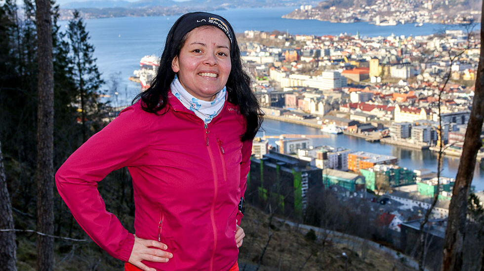 Patricia Viviana Alme Flataker i starten på løypen opp til Løvstakken der hun arrangerer fakkeltog sent på høstparten. (Foto: Arne Dag Myking)