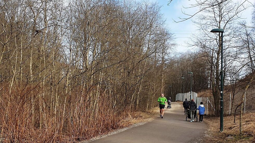 De fleste dager og på store deler av døgnet er det plass til både gående og løpende på turveiene langs Akerselva i Oslo. (Foto: Runar Gilberg) 