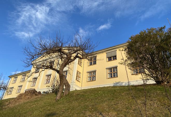 Tinghuset i Leikanger sett frå nedsida
