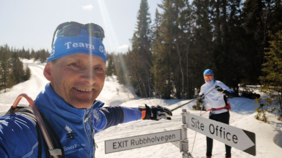 Ikke bare med armlengdes, men stavlengders avstand på Ruskbrenna  i Osen (Foto: Rolf Bakken).