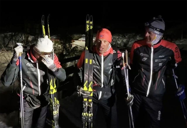 Joar Thele (til venstre), Anders Aukland (midten) og Jørgen Aukland var både slitne og fornøyde etter å ha gått 516 km på ski. (Foto: privat)