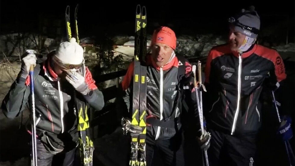 Joar Thele (til venstre), Anders Aukland (midten) og Jørgen Aukland var både slitne og fornøyde etter å ha gått 516 km på ski. (Foto: privat)
