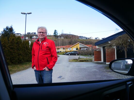 Knut Henning Grepstad ved sjukeheimen i Leikanger