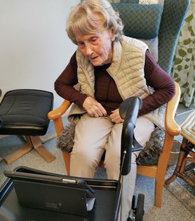 Bilde av eldre dame som bruker nettbrett for å snakke med pårørende