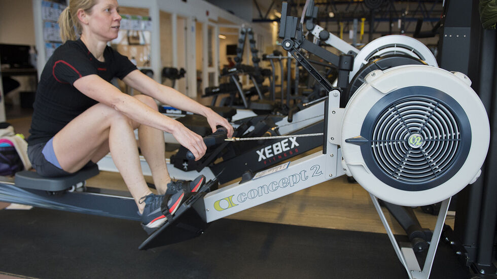 Hilde Gudem, som har både kongepokaler og NM-gull fra sin tidligere rokarriere, har hjulpet Kondis med å teste et utvalg romaskiner for hjemmetrening. (Alle foto: Bjørn Johannessen)