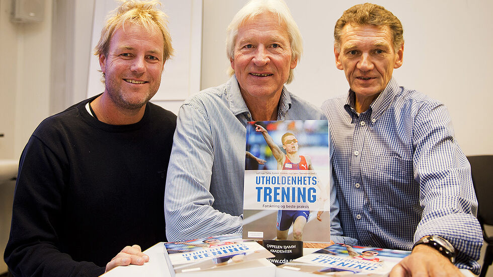 Leif Inge Tjelta (til høyre) har skrevet en rekke vitenskapelige forskningsartikler og bøker innen treningslære, deriblant boka Utholdenhetstrening sammen med Espen Tønnessen og Eystein Enoksen. (Foto: Bjørn Johannessen)