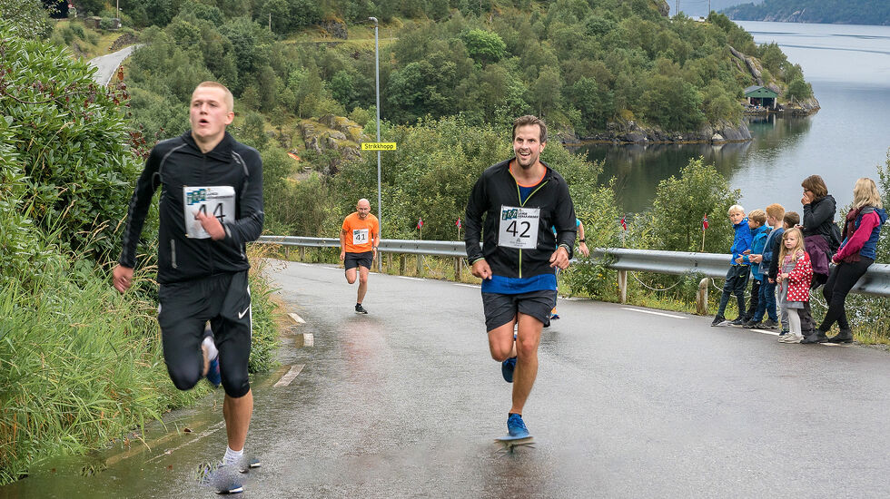 Mot mål etter 11 km langs Åkrafjorden. (Foto: Mikal Lindøe)